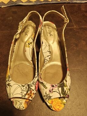 Soft Style Floral Peep-Toe Slingback Heels in Ivory and Yellow